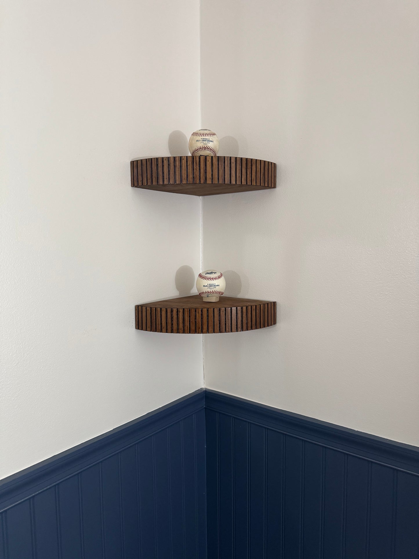 floating fluted corner shelf (small)